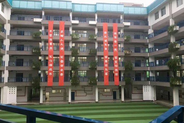 江苏启东3名六年级女生坠楼，事故发生的原因是什么？