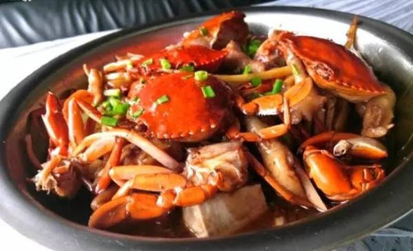 胖哥俩肉蟹煲被曝大量使用过期食材，你认为胖哥俩该如何整治？