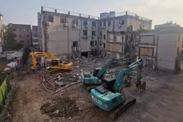 苏州酒店坍塌致17死，25人被问责，酒店是否存在违法建筑的嫌疑？