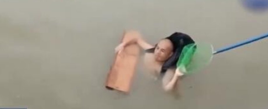 江苏一男子为回老家竟用一块木板横渡长江，男子这么做有什么安全隐患？