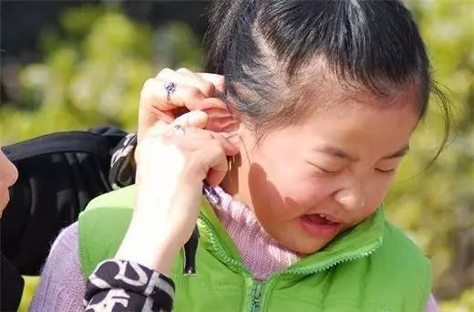 幼儿园小班孩子被老师揪红了耳朵，作为家长你该如何处理？