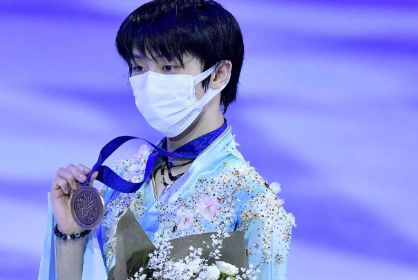 羽生结弦唯美起舞，再现吻冰礼，这一画面有多令人动容？