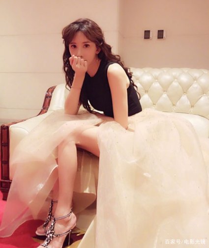 盘点娱乐圈中拥有最美大长腿的女星，看看哪位最逆天？