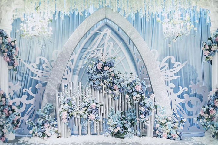 可以说一下韩式婚礼现场是怎么布置的吗？