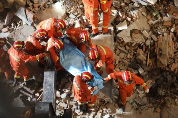 苏州酒店坍塌致17死，25人被问责，酒店是否存在违法建筑的嫌疑？