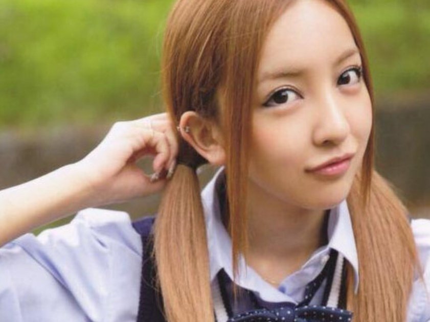 板野友美在综艺节目中宣布自己怀孕的消息，她的男友有何背景？