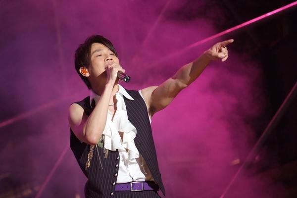 陶喆取出手指里15年的螺丝,这是什么原因造成的?