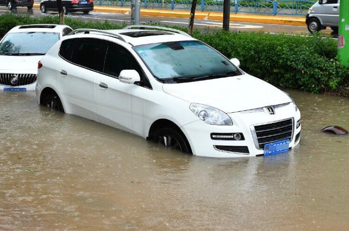 杭州遭暴雨突袭，一车库被淹，这种情况车险公司会给予赔付吗？