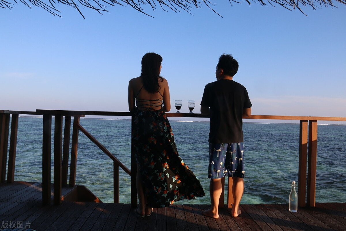 尼日利亚男子带6名女友参加婚礼，有钱就能不尊重女性吗？