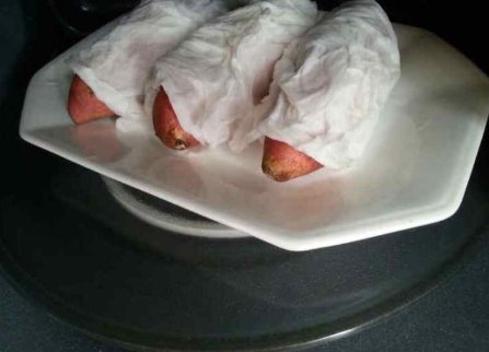 想用微波炉烤红薯, 用餐巾纸包裹红薯能放进微波炉吗? 会不会起火? 试过的进来说下啊!