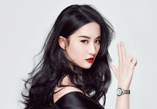 刘亦菲九年没更新朋友圈，说出原因让人感慨，为何如此用心良苦？