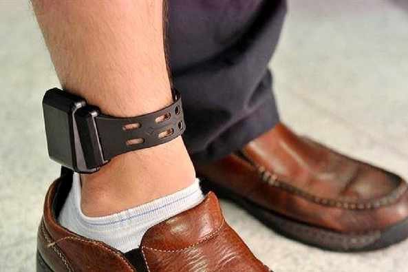 “电子脚镣”是一种怎样的安防设备？它的工作原理是什么？