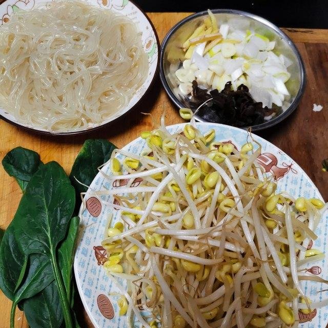 黄豆芽炒粉条的做法？