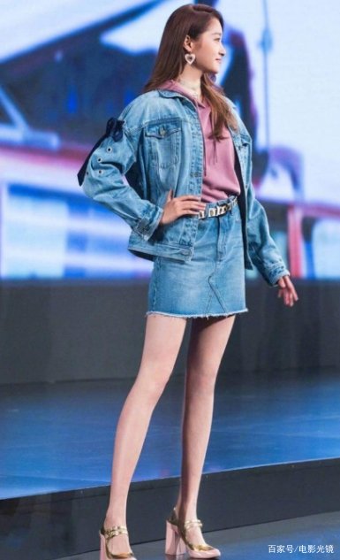 盘点娱乐圈中拥有最美大长腿的女星，看看哪位最逆天？