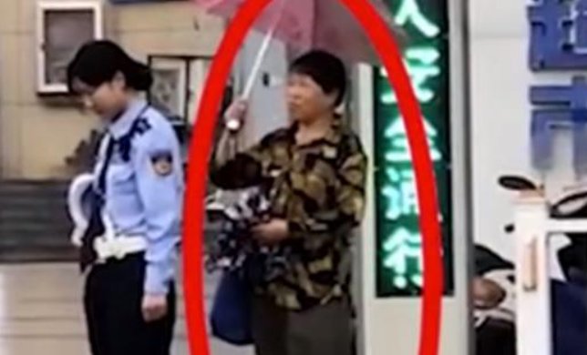 温州大妈为雨中默哀女交警撑伞，网友如何评价此事的？