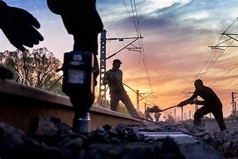 内蒙古通辽火车“破雪”前行，“铁路人”的日常到底有多辛苦？