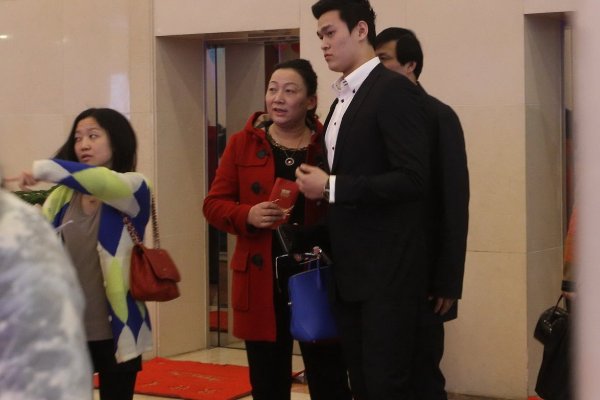 “他们不给我机会说清楚”，孙杨母亲听证会后哽咽，她所述的他们究竟是谁？