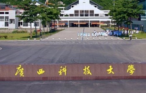 文科三百分能上什么大学