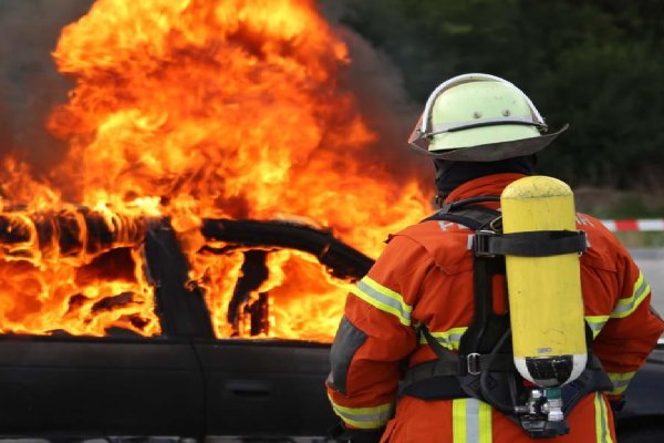 货车起火30吨干辣椒香料烤焦黑，消防员的存在有多重要？