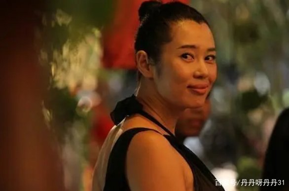 跟导演同居12年却惨遭分手，如今身价高达数十亿，这个人是谁？