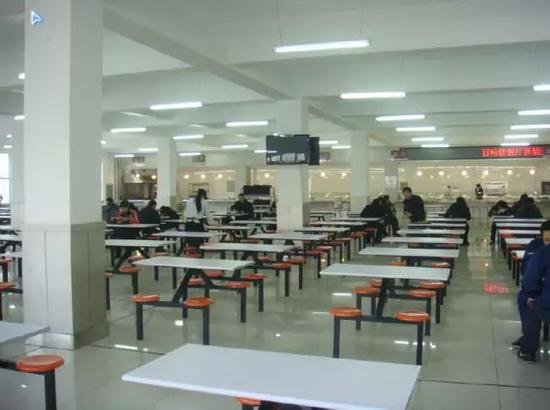 郑州一高校餐厅现英语天花板，学生们的反响如何？