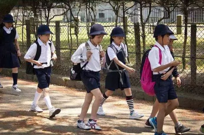 孩子开学了妈妈的心情发朋友圈的句子有哪些？