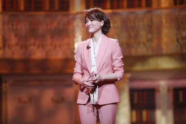 央视主持人合影中董卿稳居C位，她有什么过人之处？