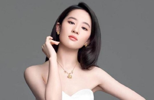 刘亦菲九年没更新朋友圈，说出原因让人感慨，为何如此用心良苦？