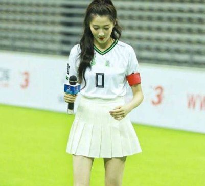 关晓彤球场奋力踢球，她的专业能力如何？