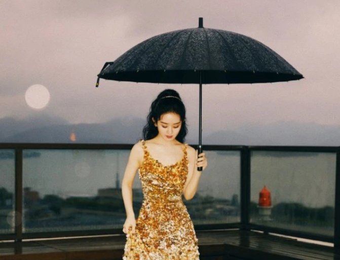 赵丽颖雨中鎏金裙熠熠闪光，卷发高马尾宛若女王，她的状态如何？