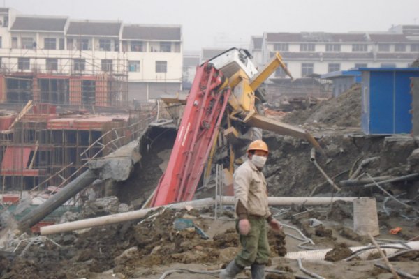 苏州酒店坍塌致17死，25人被问责，酒店是否存在违法建筑的嫌疑？