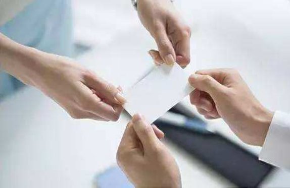 当别人给你递东西时，双手接会不会显得更有礼貌？