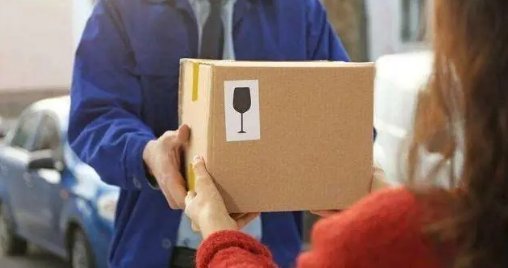 重庆八旬老人取快递猝死，家属索赔50万，快递员在此事中有责任吗？