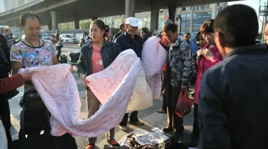 6年搬8次家,买房后妻子激动在新家模仿烧菜,反映了打工人的哪些现状?