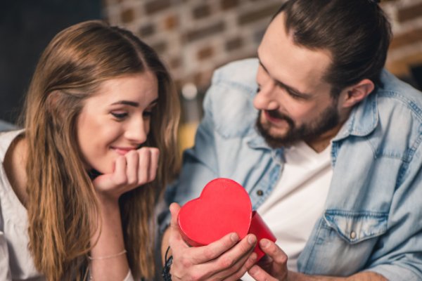 男朋友总是暗示要跟我上床怎么办？