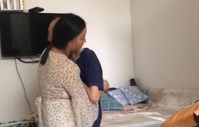 孝感动天！农家女孩照顾植物人父亲十五年，愿望是父亲喊她小名，你怎么看？
