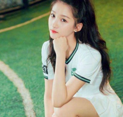 关晓彤球场奋力踢球，她的专业能力如何？