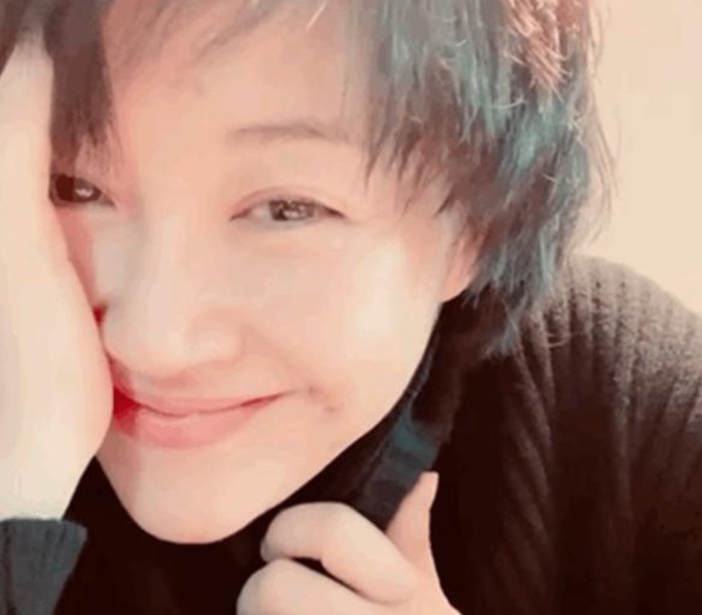 许晴生日晒短发照片，你觉得她像52岁的人吗？
