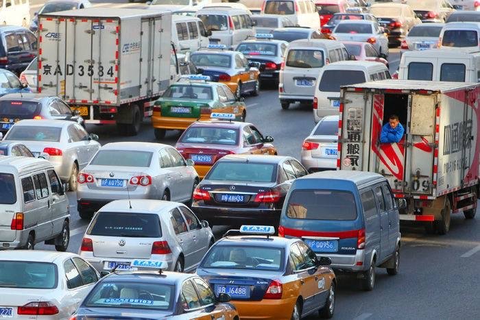 高速堵车小伙握力棒健身，堵车现场是何情况？