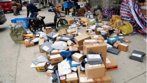 重庆八旬老人取快递猝死，家属索赔50万，快递员在此事中有责任吗？