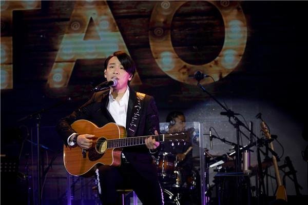 陶喆取出手指里15年的螺丝,这是什么原因造成的?