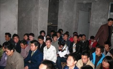 陕西咸阳一小伙误入传销当街抱交警求助,他究竟是如何落入传销骗局中的?