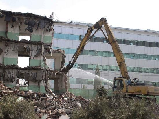 韩国5层大楼倒塌砸向马路，路边公交被砸致9死8伤，谁来为此事负责？