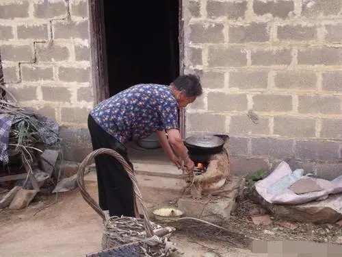 浙江一大妈煎服邻居送的草药后死亡，谁来为她的死负责？