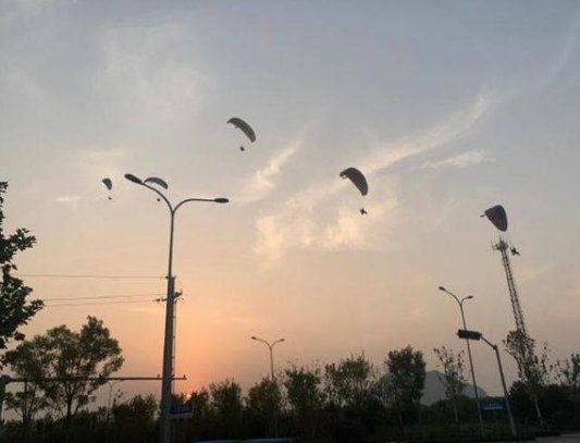 济南小哥滑翔伞送外卖，这是什么操作？