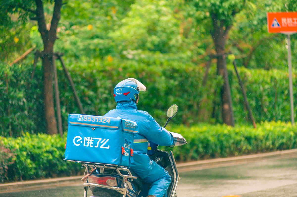 外卖员称月入两三万，你会选择去送外卖吗？