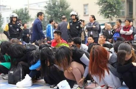 陕西咸阳一小伙误入传销当街抱交警求助,他究竟是如何落入传销骗局中的?