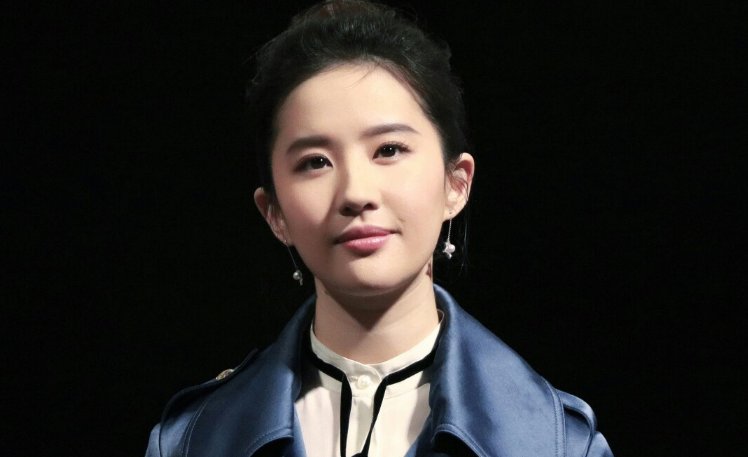 刘亦菲九年没更新朋友圈，说出原因让人感慨，为何如此用心良苦？