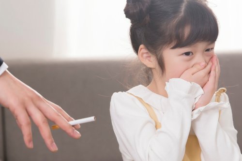 一女子长期吸同事二手烟导致肺部长肿块，抽烟对身体有何危害？