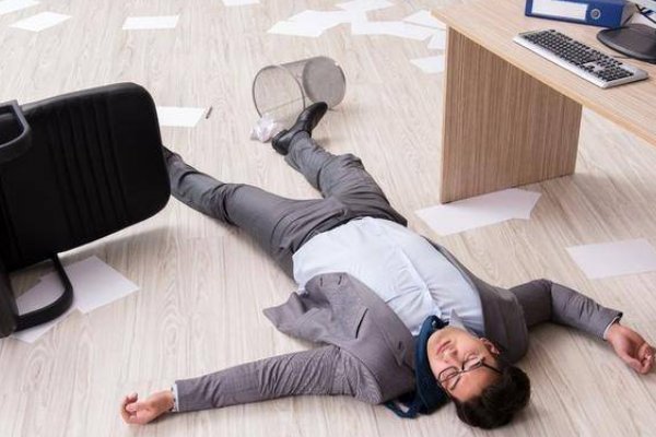 男子因工作调动被气出胃穿孔，因工作伤身有多不划算？